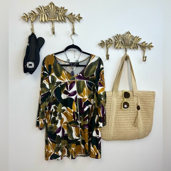 Tahari Tops - TAHARI Exotic pop tunic Xl/1X
